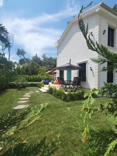 PineTrees Beach House with swimming pool