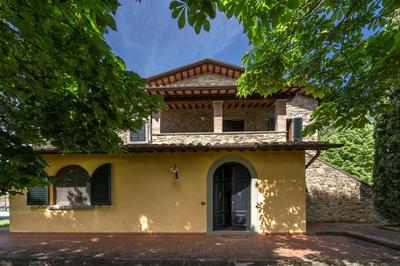 Experience the charm of Tenuta Le Caselle, a cozy farmhouse surrounded by nature and comfort!