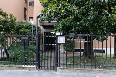 DeHomes - Two bedrooms, Terrace, Wi-Fi & Netflix, Metro 10 minutes Duomo