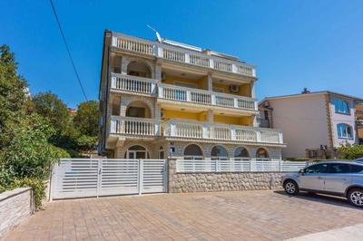 Apartments in Crikvenica 44145