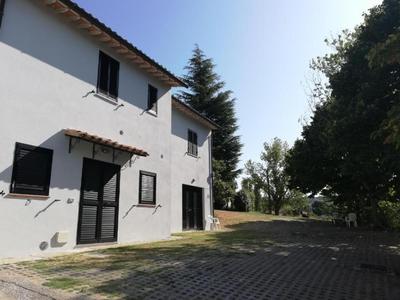 Case in campagna con piscina a Todi (monolocale)