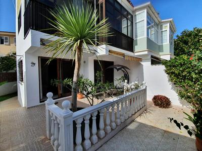 Apartamento Luminoso con Patio y Jardín
