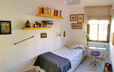 Habitación agradable con baño individual