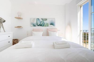 Beautiful top floor apt w amazing panoramic sea views!