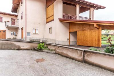 Casa ai Tre Colli, Tres