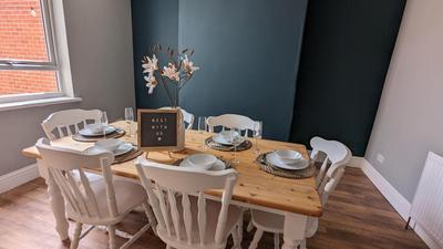 Elegant 4 - Bedroom Home - Free WiFi - Great for Work , Free Parking