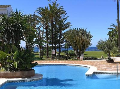 Modern apartment with pool on the beachfront in Marbella by SharingCo