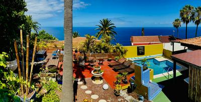 Villa con piscina climatizada y vistas al mar