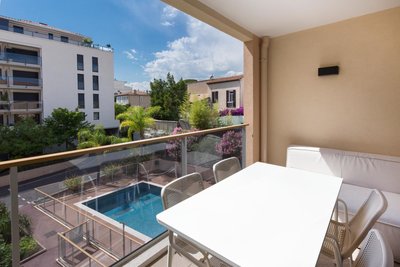 2 pièces avec clim, terrasse, piscine, 100m plage