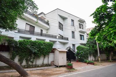 Studio Serviced Apartments near Fortis Hospital