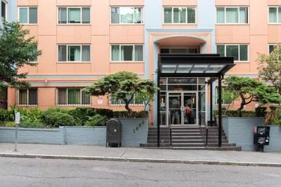 Colorful downtown condo, 2 bedrooms, king bed