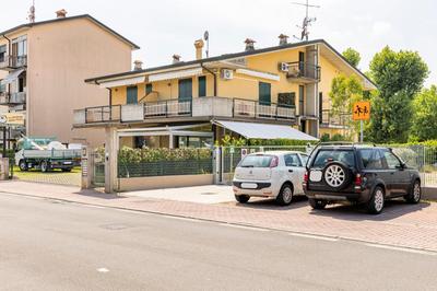 Trendy Aparment with garage right by the lake