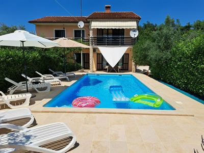 Spacious apartment in Pula for 6 persons and with a big swimming pool