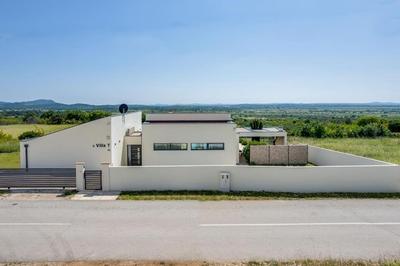Luxury Spa Villa w Heated Pool, Jacuzzi & Sauna