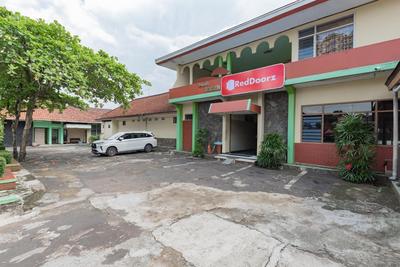 RedDoorz Syariah at Hotel Budi Family