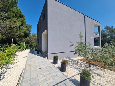 Black & White - heated pool