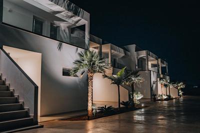 Grand White Apartments