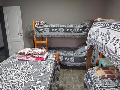 habitación compartida en hostel familiar