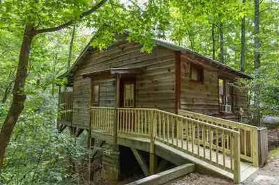 Cozy Cabin: River View with Hot Tub