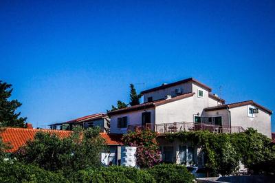 PIROVAC APARTMENTS ***