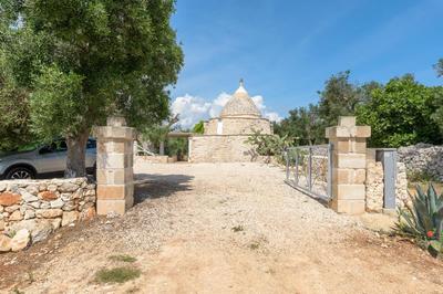 Trullo Solleone con piscine by Wonderful Italy