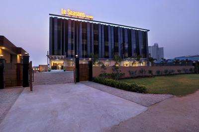 HOTEL LE SEASONS PARK