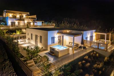 Mnḗmē Suites & Villas
