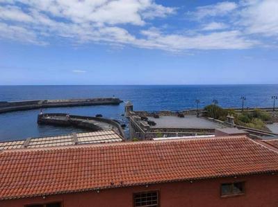 A wink at the sea in the historic city centre
