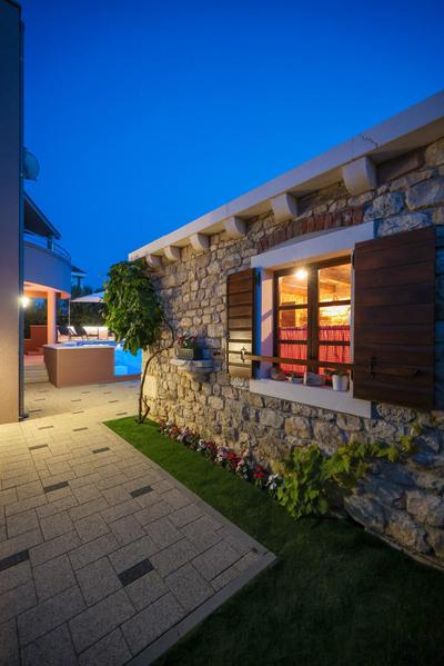 Pool apartment with traditional Dalmatian Konoba