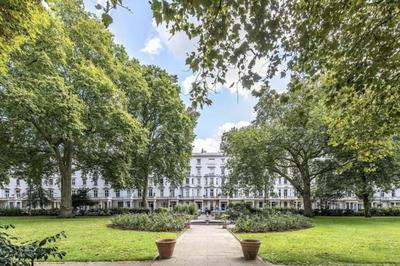 3-Bedroom Pimlico flat with mini garden near Westminster & Victoria by Staylio