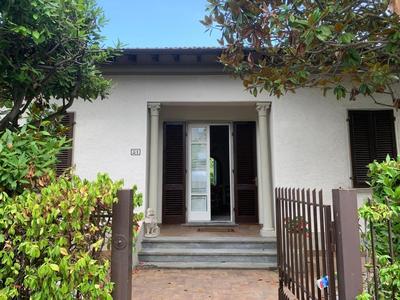 Villa a pochi passi dal mare