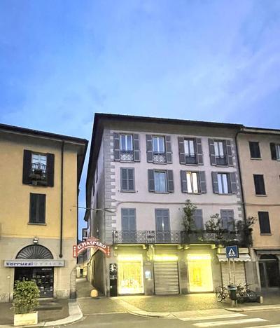 PortaTorre Suite, a Charming apartment in the Heart of Como, Free Private Parking, Air Conditioning & More!
