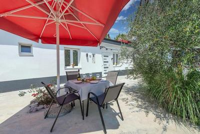 BRUNO and BRUNA Studio Apartments - With Private Parking