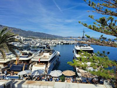 Private suites in huge penthouse 1st line Puerto Banus, incredible views, jacuzzis
