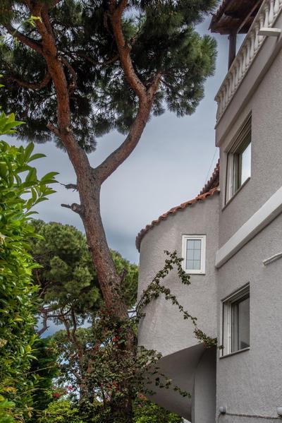 Coastal Getaway: Roomy Beachside Apartment!