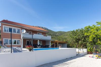 Luxury apartment with heated pool&sea and mountain view