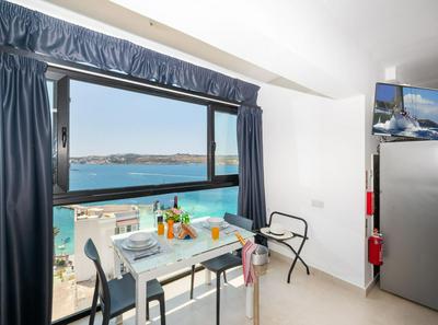 Islet Promenade Studio with Hot Tub and Panoramic Sea Views by GetawaysMalta