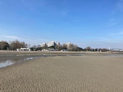 Schöne Wohnung am Strand, mit grosser Terrasse