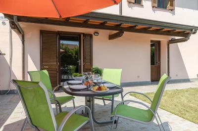 GuestHost - Countryside Apt with Swimming Pool and Parking