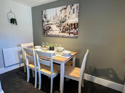 Oak House by ShortStays4U A Modern 3Bedroom Townhouse with free parking in town centre!