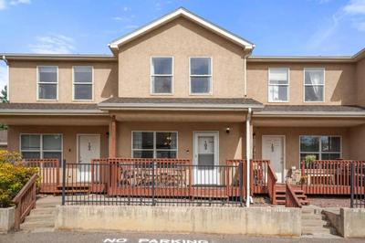 2 bed 2 and a half bath close to shopping restaurants and more