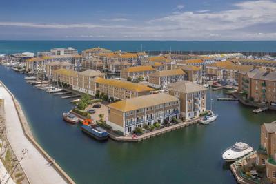 Free Parking Stylish & modern 4-bedroom home with sea views