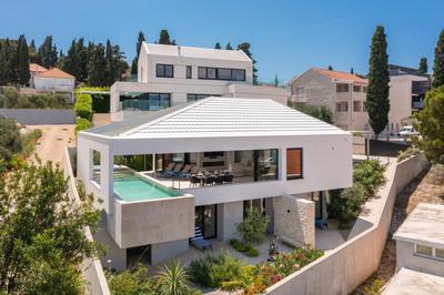 Stunning Luxury Villa Sandorin Private Seaside Oasis with Pool, Jacuzzi & Gym in Sutivan