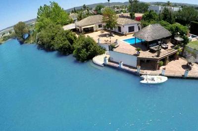 Espectacular casa con embarcadero.