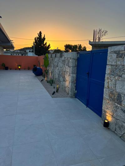 Cora May Central Villa with private pool 200m to the beach