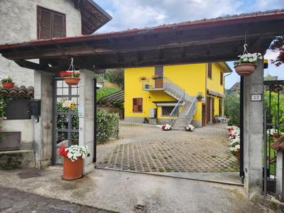 Appartamento L'ulivo 5 chilometri da Varenna vista lago in via privata