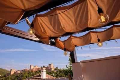 Casa de Doña Sancha con vistas a la Alhambra