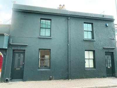 Stylish 2-bedroom Townhouse next to Brighton Station