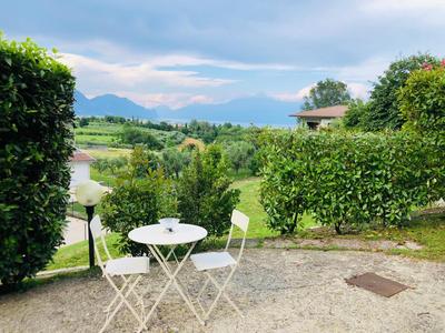 Apartment with lake view and garden