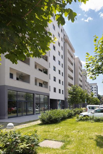 Stylish 2BDR Apartment with balcony- Free Garage